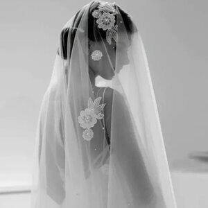 Two tiered veil with delicate lace, pearls in blusher